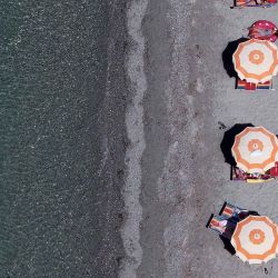 Esta fotografía aérea muestra a personas tomando el sol en una playa de Durres, al oeste de Albania. La ola de calor mortal que azotaba Europa avanzaba hacia el este, con cientos de millones de personas aún sufriendo el calor sofocante en todo el continente, a pesar del breve alivio provocado por las tormentas nocturnas, especialmente en Francia y Bélgica. | Foto:Adnan Beci / AFP