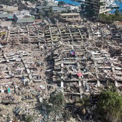 Esta vista aérea muestra edificios destruidos en Caraballeda, estado de La Guaira, Venezuela, tras los terremotos. Miles de rescatistas, familiares y voluntarios excavan día y noche entre montones de concreto para encontrar sobrevivientes de los sismos que azotaron Venezuela. | Foto:MIGUEL MEDINA / POOL / AFP