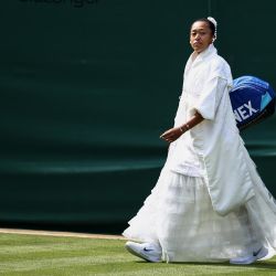 La japonesa Naomi Osaka llega para enfrentarse a la francesa Elsa Jacquemot durante su partido de primera ronda individual femenino de tenis en el primer día del Campeonato de Wimbledon 2026 en el All England Lawn Tennis and Croquet Club en Wimbledon, al suroeste de Londres. | Foto:HENRY NICHOLLS / AFP