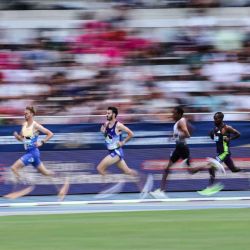 Los atletas compiten en la prueba de 5000 metros masculinos durante la reunión de atletismo de la Liga Diamante de la IAAF, en el Estadio Charlety, en París, Francia. | Foto:ANNE-CHRISTINE POUJOULAT / AFP