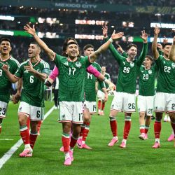 Los jugadores de México celebran la victoria en el partido de dieciseisavos de final del Mundial 2026 entre México y Ecuador, disputado en el Estadio Ciudad de México. | Foto:YURI CORTEZ / AFP