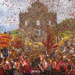 Los seguidores de la Fiesta de Na Tcha participan en un desfile frente a las ruinas de la Catedral de San Pablo en Macao, China. La Fiesta de Na Tcha es un vibrante festival taoísta anual que se celebra en Macao y que conmemora el nacimiento de la deidad infantil Na Tcha. | Foto:Eduardo Leal / AFP