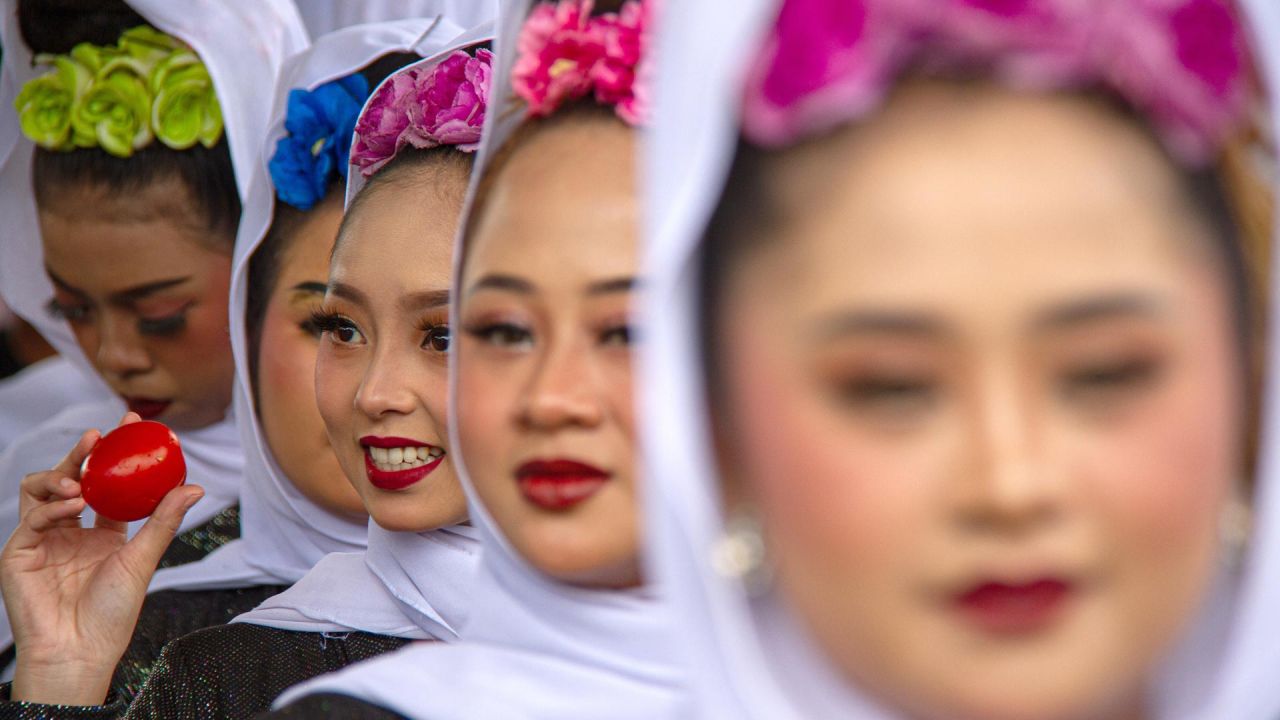 Personas participan en una guerra de tomates, en la regencia de Bandung Occidental, en la provincia de Java Occidental, Indonesia. La guerra de tomates es una tradición de los agricultores locales después de la cosecha. | Foto:Xinhua/Septianjar Muharam