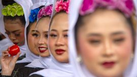 Personas participan en una guerra de tomates, en la regencia de Bandung Occidental, en la provincia de Java Occidental, Indonesia. La guerra de tomates es una tradición de los agricultores locales después de la cosecha.