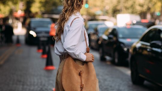 Blusas elegantes para combinar con pantalones palazzo y lograr el look más sofisticado