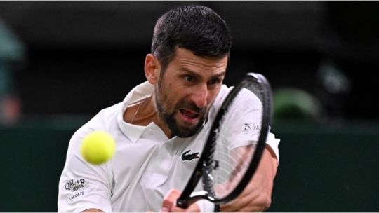 Novak Djokovic ganó en Wimbledon: barrió a Stéfanos Tsitsipas en tres sets corridos 