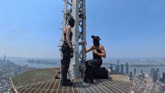 Locura en Nueva York: dos escaladores treparon la antena del Empire State Building para comprometerse en las alturas