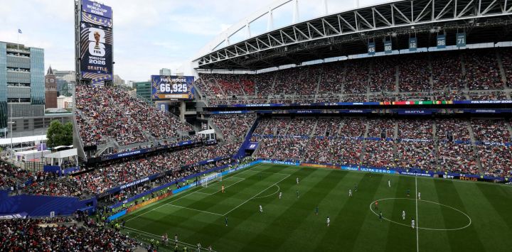 La pantalla muestra la asistencia de 66.925 personas durante el partido de dieciseisavos de final de la Copa Mundial de la FIFA 2026 entre Bélgica y Senegal en el Estadio de Seattle en Seattle, Washington.