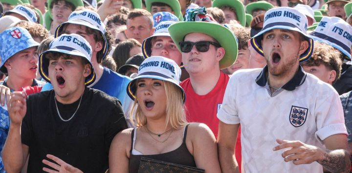 Aficionados ingleses reaccionan mientras ven el partido de dieciseisavos de final del Mundial de 2026 entre Inglaterra y la República Democrática del Congo, en el 4TheFans Fan Park en Brighton, al sur de Inglaterra.