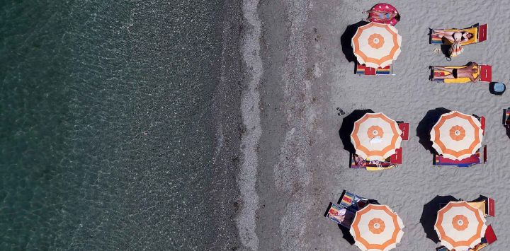 Esta fotografía aérea muestra a personas tomando el sol en una playa de Durres, al oeste de Albania. La ola de calor mortal que azotaba Europa avanzaba hacia el este, con cientos de millones de personas aún sufriendo el calor sofocante en todo el continente, a pesar del breve alivio provocado por las tormentas nocturnas, especialmente en Francia y Bélgica.
