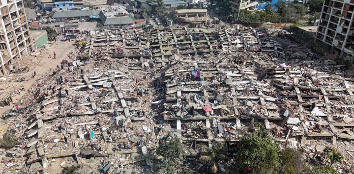 Esta vista aérea muestra edificios destruidos en Caraballeda, estado de La Guaira, Venezuela, tras los terremotos. Miles de rescatistas, familiares y voluntarios excavan día y noche entre montones de concreto para encontrar sobrevivientes de los sismos que azotaron Venezuela.