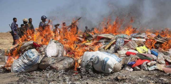 Imagen de narcóticos ilícitos siendo incinerados, en Saada, Yemen. Las autoridades hutíes destruyeron toneladas de narcóticos incautados.