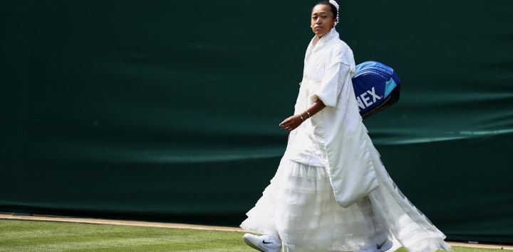 La japonesa Naomi Osaka llega para enfrentarse a la francesa Elsa Jacquemot durante su partido de primera ronda individual femenino de tenis en el primer día del Campeonato de Wimbledon 2026 en el All England Lawn Tennis and Croquet Club en Wimbledon, al suroeste de Londres.