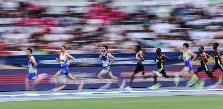 Los atletas compiten en la prueba de 5000 metros masculinos durante la reunión de atletismo de la Liga Diamante de la IAAF, en el Estadio Charlety, en París, Francia.