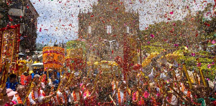Los seguidores de la Fiesta de Na Tcha participan en un desfile frente a las ruinas de la Catedral de San Pablo en Macao, China. La Fiesta de Na Tcha es un vibrante festival taoísta anual que se celebra en Macao y que conmemora el nacimiento de la deidad infantil Na Tcha.