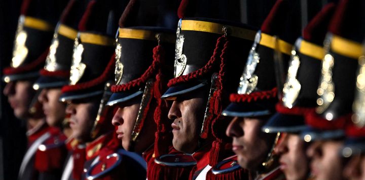 Soldados argentinos del Regimiento de Granaderos General San Martín permanecen en fila antes de la ceremonia de colocación de ofrendas florales en honor al héroe nacional argentino José de San Martín en la Plaza San Martín, a cargo del Ministro de Relaciones Exteriores de Alemania, Johann Wadephul, en Buenos Aires.