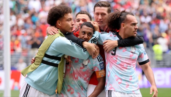 Youri Tielemans celebra su gol en Bélgica vs Senegal