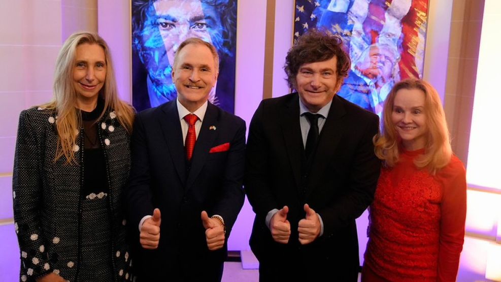 Javier y Karina Milei con el embajador Peter Lamelas y su esposa
