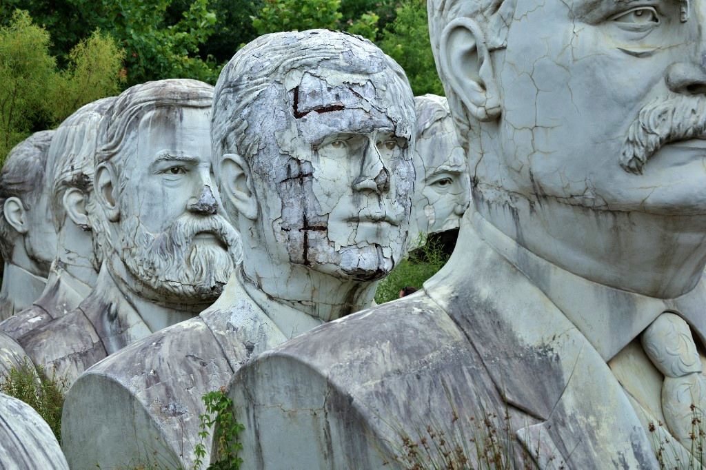 Las cabezas de presidentes (de Estados Unidos), instalación artística que busca museo, en Virginia (EE.UU.).