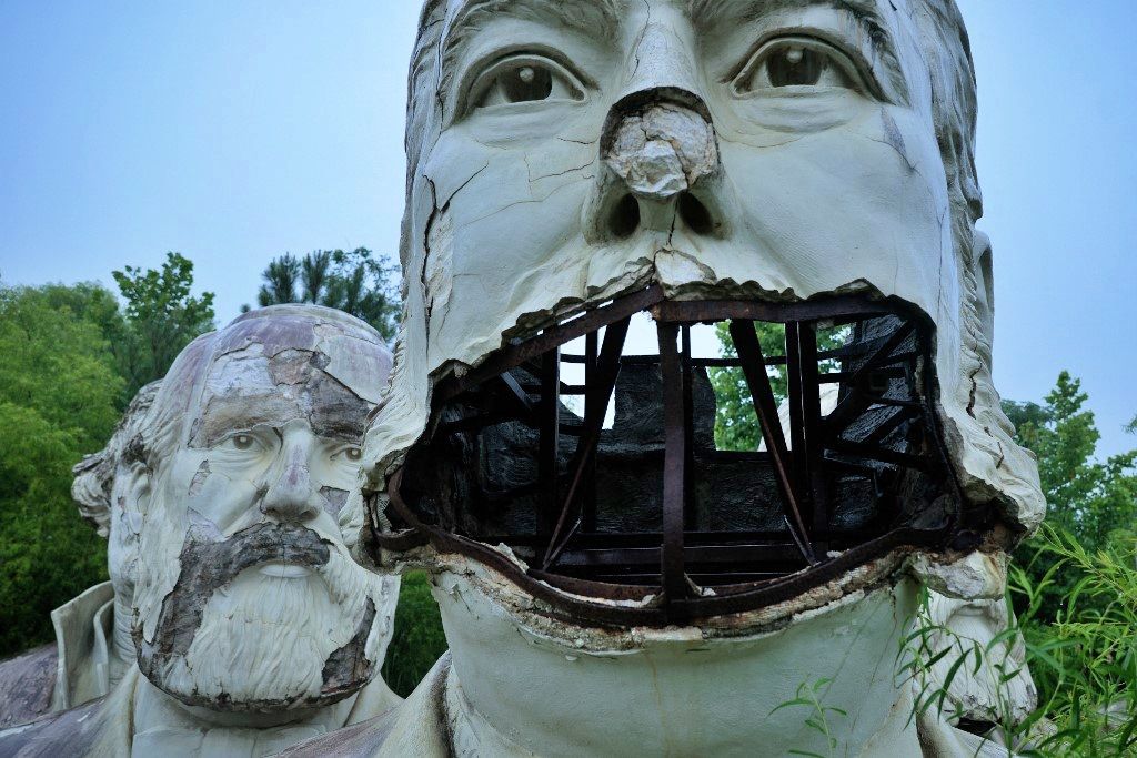 La cabeza dañada de Chester A.Arthur en 'The Presidents Heads' (de Estados Unidos), instalación artística que busca museo, en Virginia (EE.UU.).