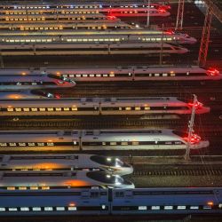 Imagen tomada con un dron de trenes de alta velocidad estacionados en un depósito, en Nanjing, en la provincia de Jiangsu, en el este de China. | Foto:Xinhua/Fang Dongxu