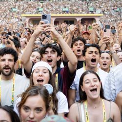 Los fans reaccionan mientras ven al cantante puertorriqueño Bad Bunny actuar en el Velódromo como parte de su gira mundial, en Marsella, al sur de Francia. | Foto:CLEMENT MAHOUDEAU / AFP