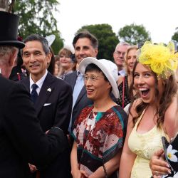 Un invitado imita al rey Carlos III de Gran Bretaña durante una fiesta en los jardines del Palacio de Holyroodhouse en Edimburgo, Escocia. | Foto:Aaron Chown / POOL / AFP