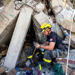 Un miembro del 7.º Regimiento de Intervención y Entrenamiento en Seguridad Civil (RIISC 7) francés realiza un reconocimiento con una cámara dentro de un edificio dañado en Catia La Mar, estado de La Guaira, Venezuela. Las esperanzas de encontrar sobrevivientes se desvanecen después de que dos fuertes terremotos azotaran Venezuela, mientras los residentes se mostraban cada vez más frustrados con la respuesta del gobierno al desastre que ha dejado al menos 1450 muertos y decenas de miles desaparecidos. | Foto:MIGUEL MEDINA / POOL / AFP