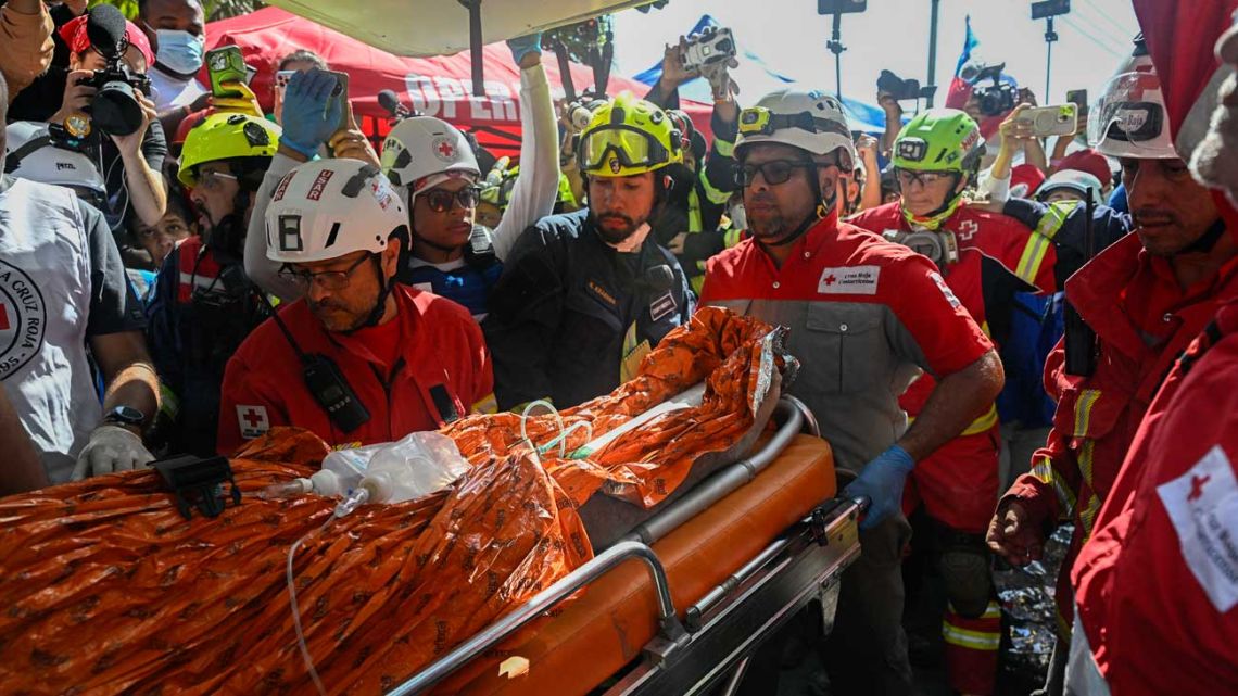 Rescatan con vida a un hombre que pasó ocho días bajo los escombros en Venezuela