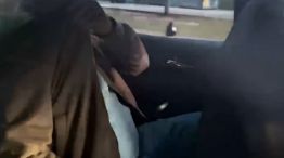 Martín Insaurralde saliendo de un edificio en auto