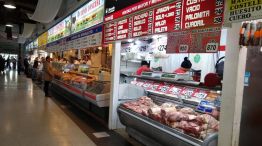 Mostradores con carne vacuna en el Mercado