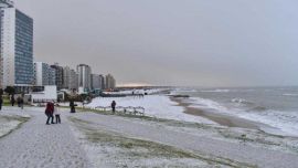 Nieve en Mar del Plata tras 22 años: una de las postales más lindas de la ola de frío