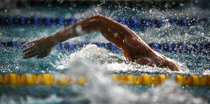 El nadador francés Pierre Largeron compite en la final de los 200 metros estilo libre durante el campeonato nacional de natación de Francia en Pierre Largeron Saint-Étienne.