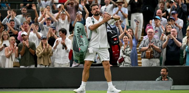 El suizo Stan Wawrinka saluda al público al retirarse tras su derrota ante el italiano Matteo Berrettini en el partido de primera ronda individual masculino de tenis, disputado el segundo día del Campeonato de Wimbledon 2026 en el All England Lawn Tennis and Croquet Club de Wimbledon, al suroeste de Londres.