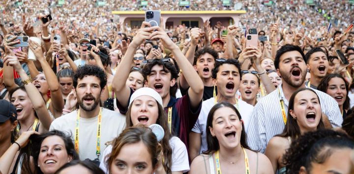 Los fans reaccionan mientras ven al cantante puertorriqueño Bad Bunny actuar en el Velódromo como parte de su gira mundial, en Marsella, al sur de Francia.