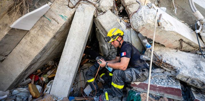 Un miembro del 7.º Regimiento de Intervención y Entrenamiento en Seguridad Civil (RIISC 7) francés realiza un reconocimiento con una cámara dentro de un edificio dañado en Catia La Mar, estado de La Guaira, Venezuela. Las esperanzas de encontrar sobrevivientes se desvanecen después de que dos fuertes terremotos azotaran Venezuela, mientras los residentes se mostraban cada vez más frustrados con la respuesta del gobierno al desastre que ha dejado al menos 1450 muertos y decenas de miles desaparecidos.