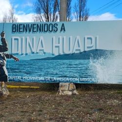 Uno de los principales atractivos de Dina Huapi es su excelente accesibilidad. Se encuentra a apenas 15 minutos de San Carlos de Bariloche y del aeropuerto internacional, permitiendo llegar fácilmente desde cualquier punto del país tanto en avión como en ómnibus de larga distancia.