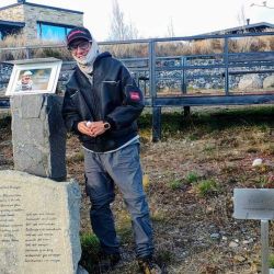 Uno de los principales atractivos de Dina Huapi es su excelente accesibilidad. Se encuentra a apenas 15 minutos de San Carlos de Bariloche y del aeropuerto internacional, permitiendo llegar fácilmente desde cualquier punto del país tanto en avión como en ómnibus de larga distancia.