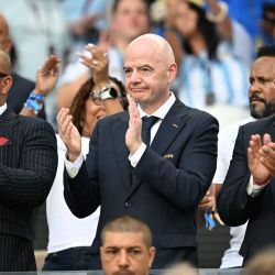 El ministro de Cultura, Industrias Creativas, Juventud y Deporte de Cabo Verde, Antonio Augusto Sequeira Duarte, el presidente de la FIFA, Gianni Infantino, y el presidente de la Asociación del Fútbol Argentino, Claudio Tapia, aplauden antes del partido de dieciseisavos de final del Mundial de 2026 entre Argentina y Cabo Verde en el Miami Stadium de Miami Gardens. | Foto:CHANDAN KHANNA / AFP
