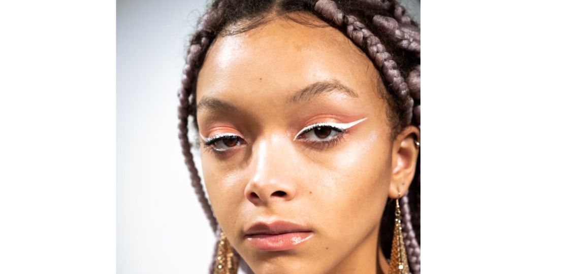 Delineador de ojos blanco: qué efecto genera este truco de maquillaje