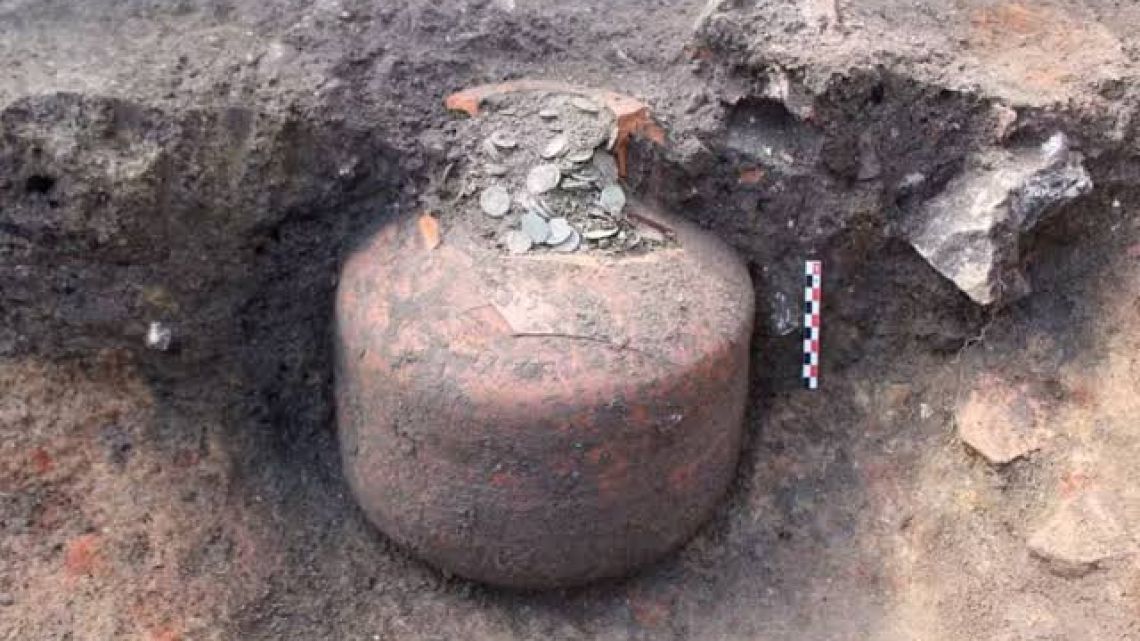 Encuentran una jarra con monedas de 1800 años de antiguedad