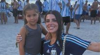 Valentina Cervantes se sumó al banderazo en la playa de Miami, fue "fotógrafa" de los hinchas y fue ovacionada: el divertido video 