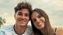 Entramos a la cocina de Julián Álvarez y Emilia Ferrero: espacio integrado, muebles torre y una isla