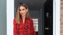 El look retro de María Vázquez: jean oxford XL, estampado floral y accesorios cowboy