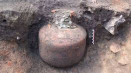 Encuentran una jarra con monedas de 1800 años de antiguedad. 