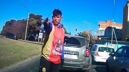 Le apuntó con un arma cuando su auto frenó en el semáforo 03072026
