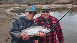 Uno de los principales atractivos de Dina Huapi es su excelente accesibilidad. Se encuentra a apenas 15 minutos de San Carlos de Bariloche y del aeropuerto internacional, permitiendo llegar fácilmente desde cualquier punto del país tanto en avión como en ómnibus de larga distancia.