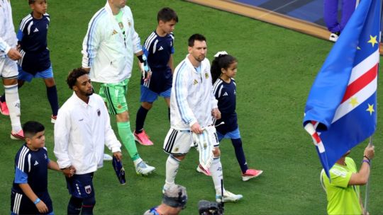 Argentina vs Cabo Verde: el color de los hinchas, las cábalas y la emoción del himno en la previa del partido 