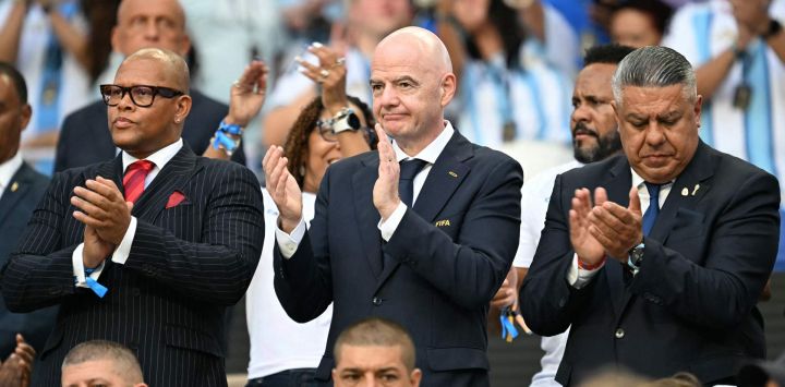 El ministro de Cultura, Industrias Creativas, Juventud y Deporte de Cabo Verde, Antonio Augusto Sequeira Duarte, el presidente de la FIFA, Gianni Infantino, y el presidente de la Asociación del Fútbol Argentino, Claudio Tapia, aplauden antes del partido de dieciseisavos de final del Mundial de 2026 entre Argentina y Cabo Verde en el Miami Stadium de Miami Gardens.