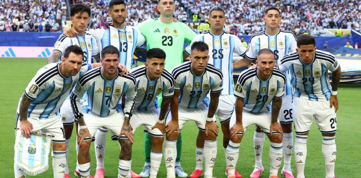 Jugadores argentinos posan para una foto de equipo antes del partido de dieciseisavos de final de la Copa Mundial de la FIFA 2026 entre Argentina y Cabo Verde en el Estadio de Miami.